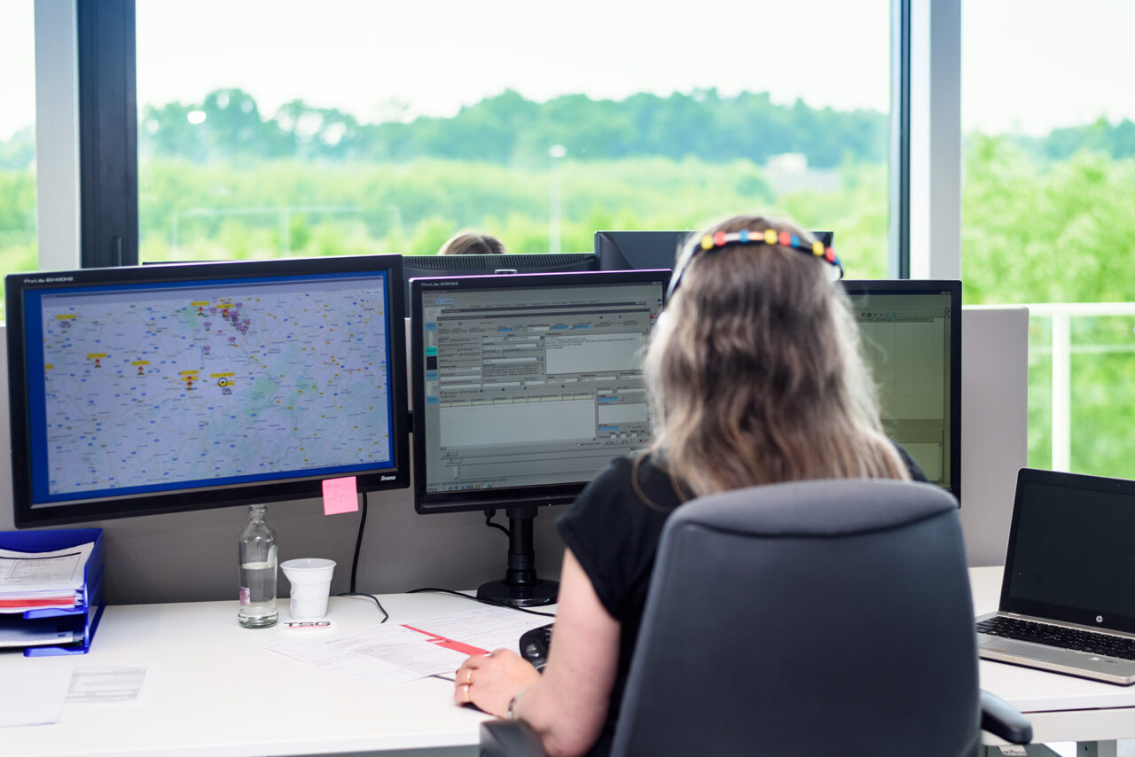 Helpdeskmedewerker van TSG die aan computer werkt.