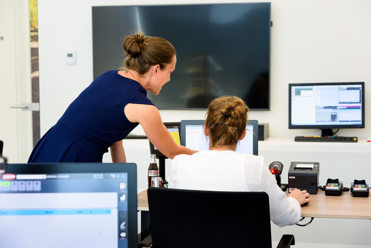 Een TSG medewerkster geeft training over het Fuel POS systeem aan een klant.