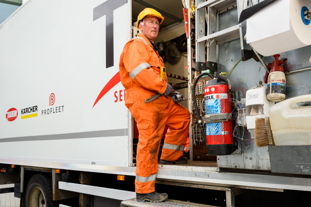 Technieker van TSG in vrachtwagen van TSG