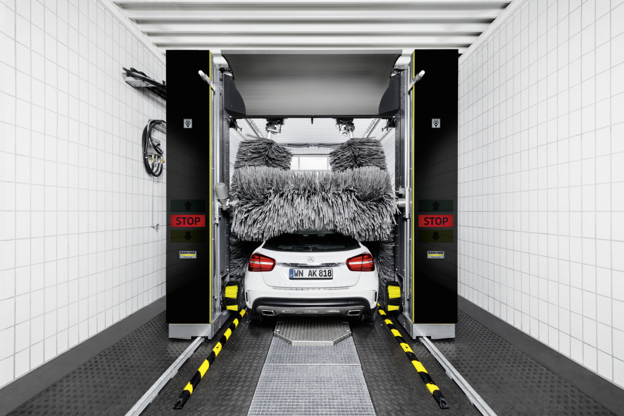Klean!Star iQ roll-over van Kärcher met witte wagen die wordt gewassen.