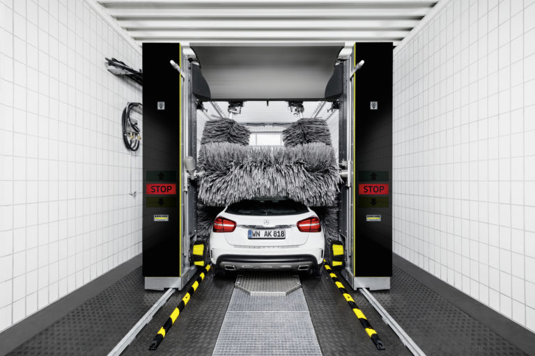 Klean!Star iQ roll-over van Kärcher met witte wagen die wordt gewassen.