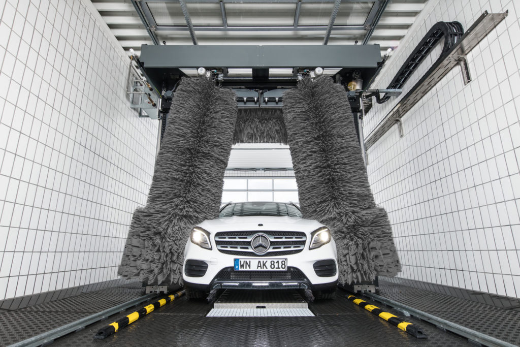 Roll-over installatie met een witte wagen.