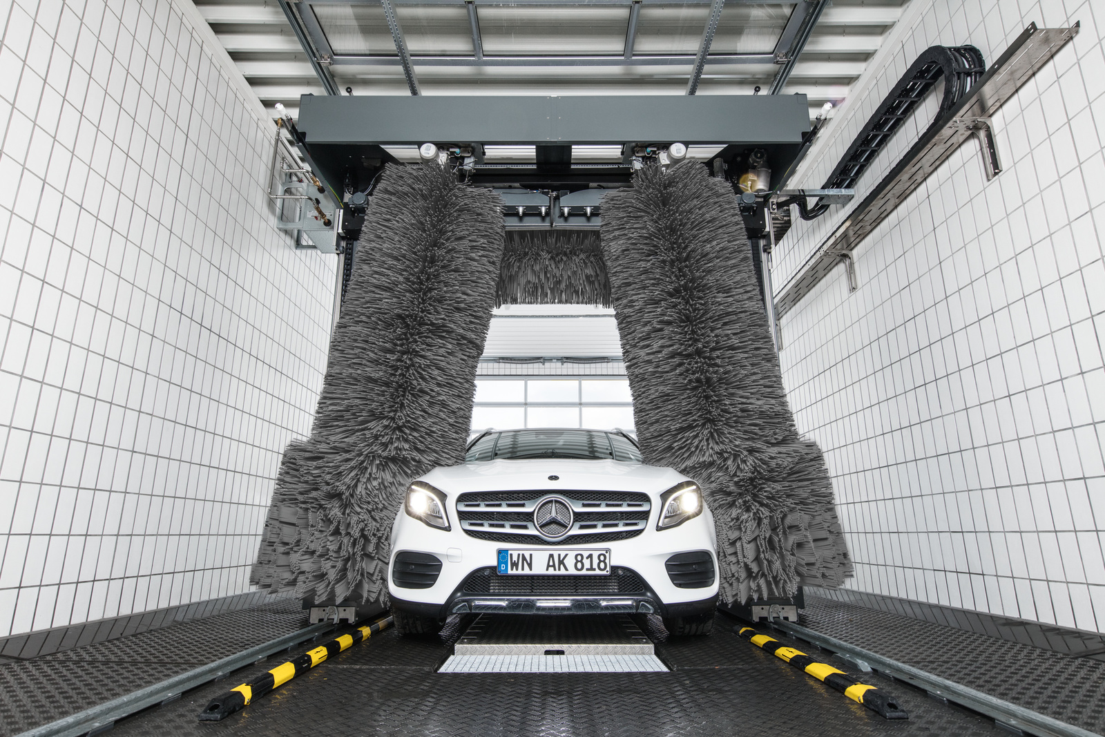 Roll-over installatie met een witte wagen.