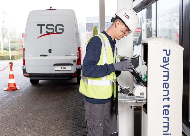Technieker van TSG werkt aan betaaloplossing van TSG Systems.