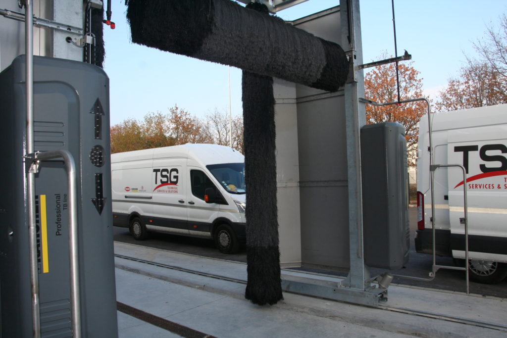 Roll-over bij distributiecentrum Aldi met twee TSG-vans op de achtergrond.