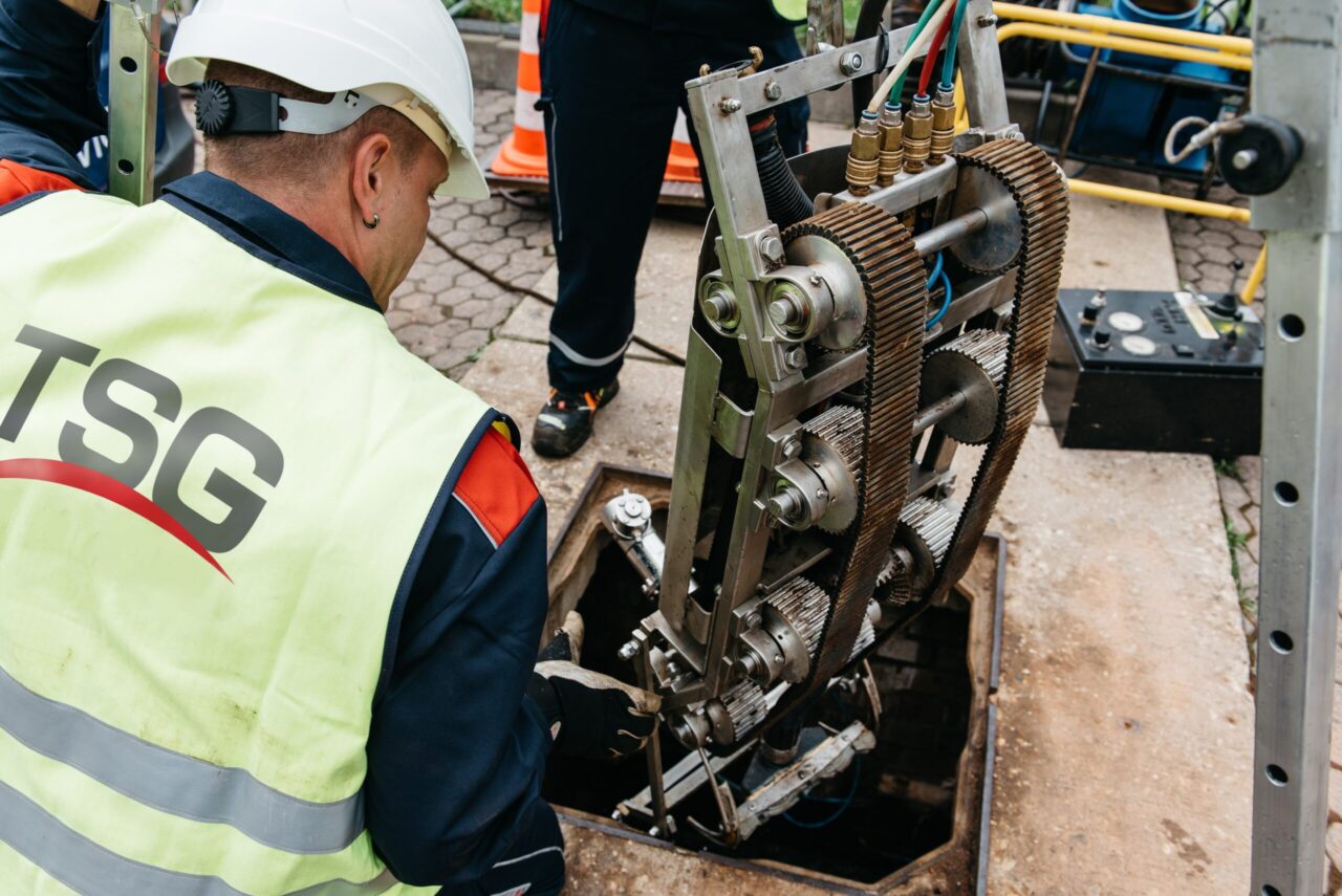 TSG-technieker die onderhoudt uitvoert op een tankinstallatie.