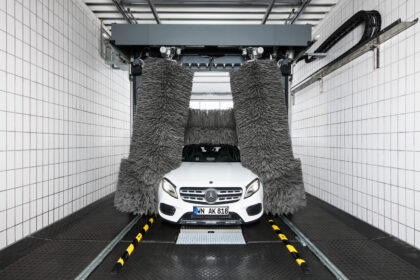 Une voiture dans le portique de lavage Klean!Star iQ, entourée par les brosses.