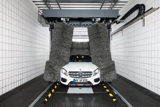 Une voiture dans le portique de lavage Klean!Star iQ, entourée par les brosses.