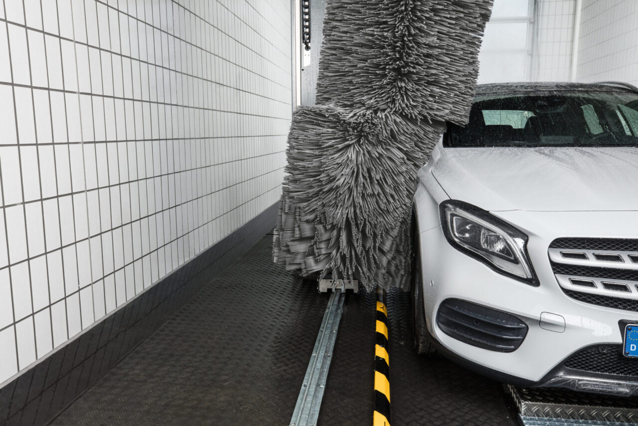 Une voiture blanche dans un Klean!Star iQ. La brosse est très visible.