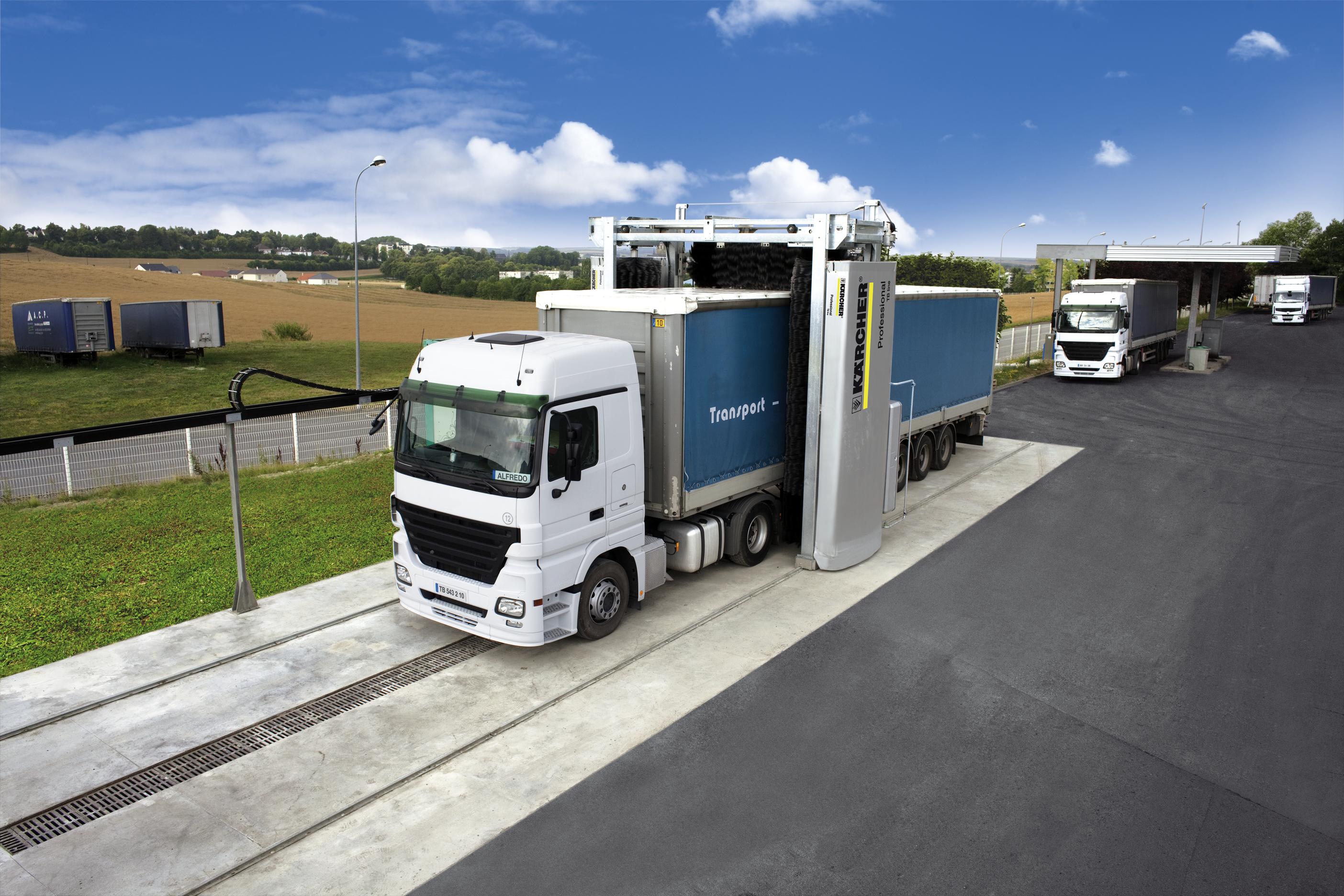 Vrachtwagen die wordt gewassen in een Kärcher truckwash roll-over.