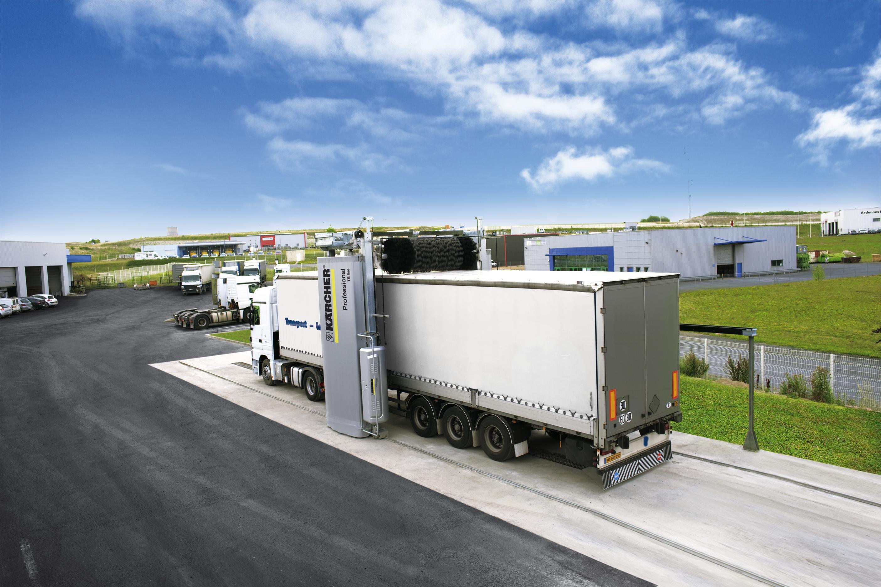 Vrachtwagen die wordt gereinigd in een truckwash van Kärcher.