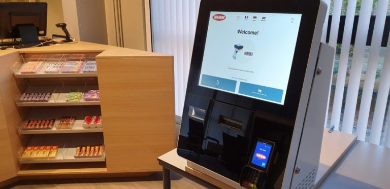 Zelfscankassa in shop van een tankstation.