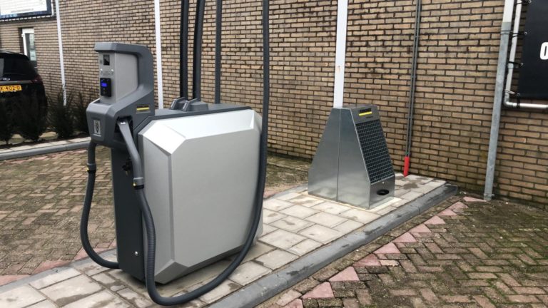Een duo Kärcher stofzuiger