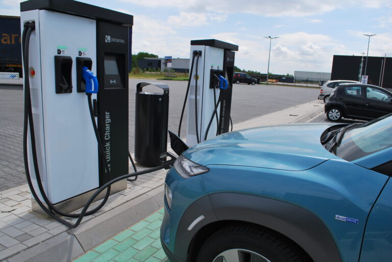 Elektrofahrzeug an einer Schnellladestation in einer modernen Ladeinfrastruktur für Fahrzeugflotten.