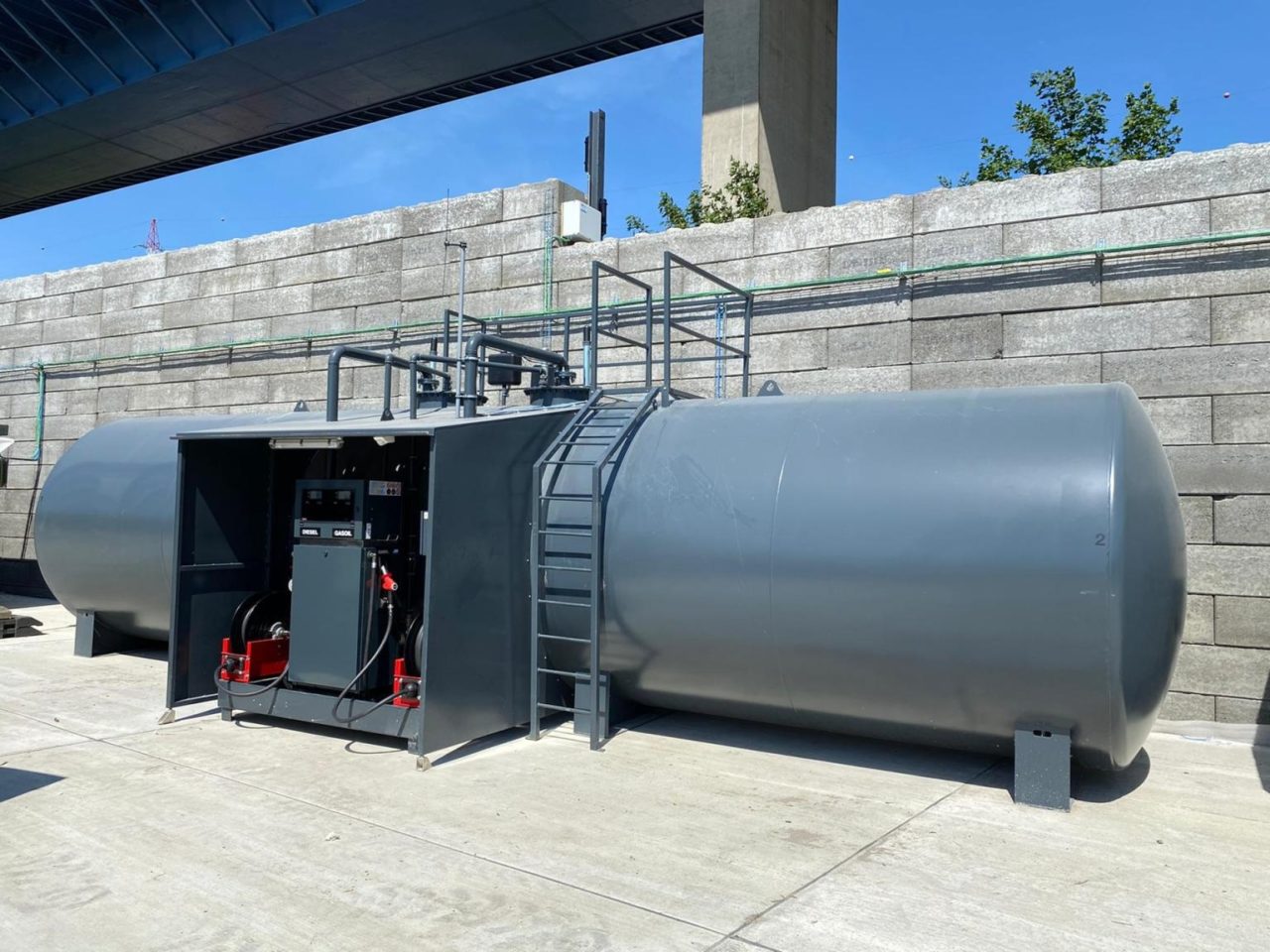 Tankinstallatie langs zij aanzicht in Beez