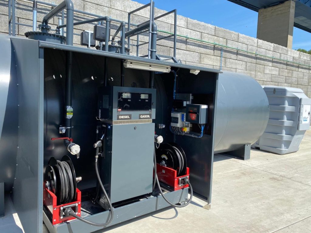 Close-up van de tankinstallatie bij Beez