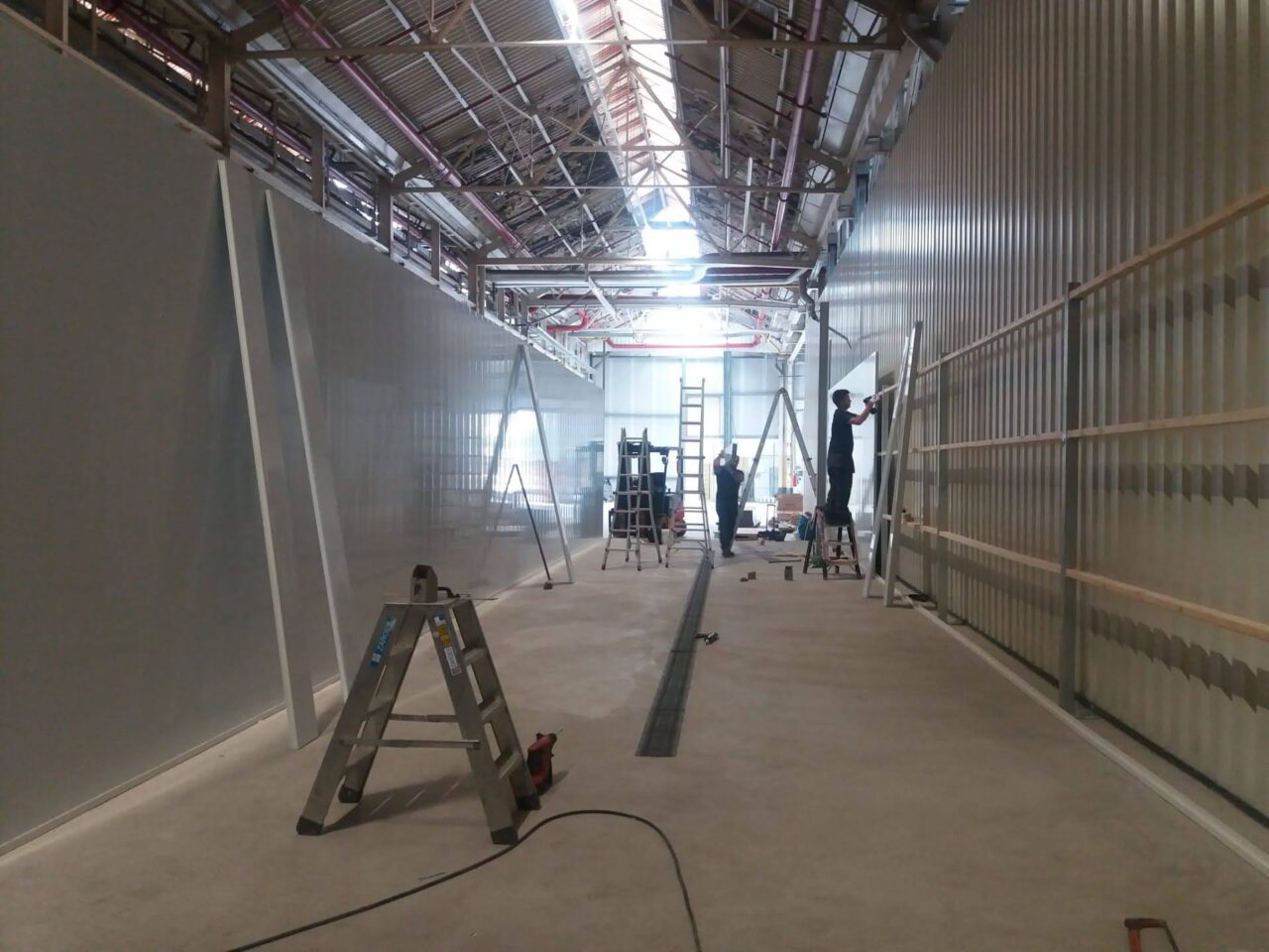 Renovatie van de wanden voor de carwash voor onze klant in Vilvoorde. Deze renovatie heeft TSG in samenwerking met Stok NV uitgevoerd.