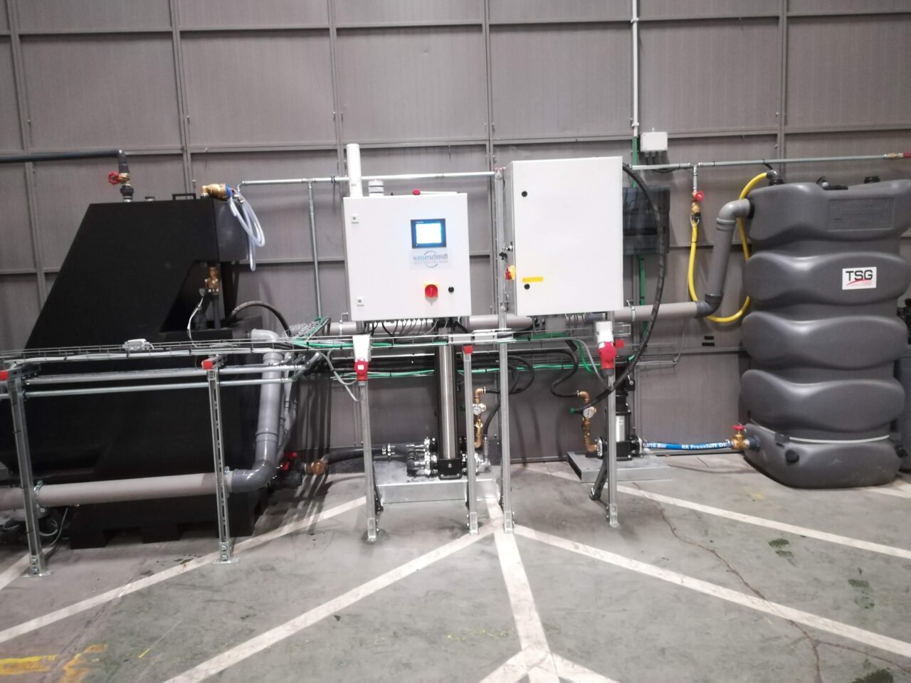 Biologisch waterzuiveringssysteem bestaande uit 2 grote tanks: 1 tank voor het bezinkproces en 1 tank voor het biologisch proces.