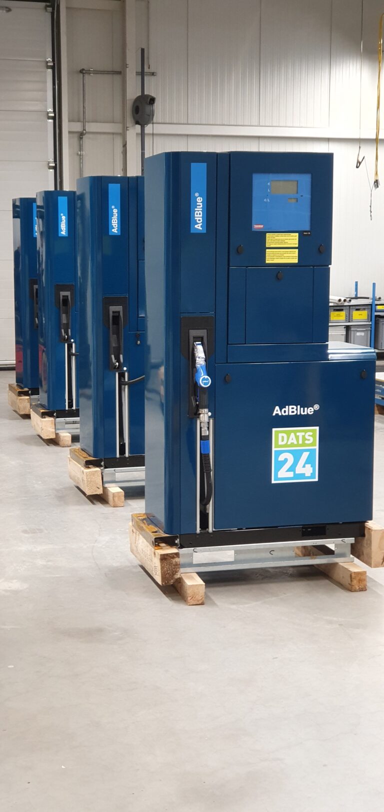 5 AdBlue dispensers op een rij in het magazijn van TSG.