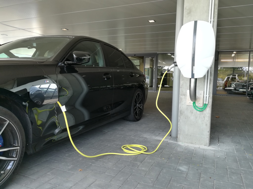 EVBox BusinessLine laadpaal bij G&A Motors in Turnhout waaraan een elektrische wagen laadt.