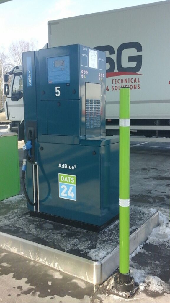 De installatie van de AdBlue dispenser voor DATS24 met een TSG bestelwagen op de achtergrond.
