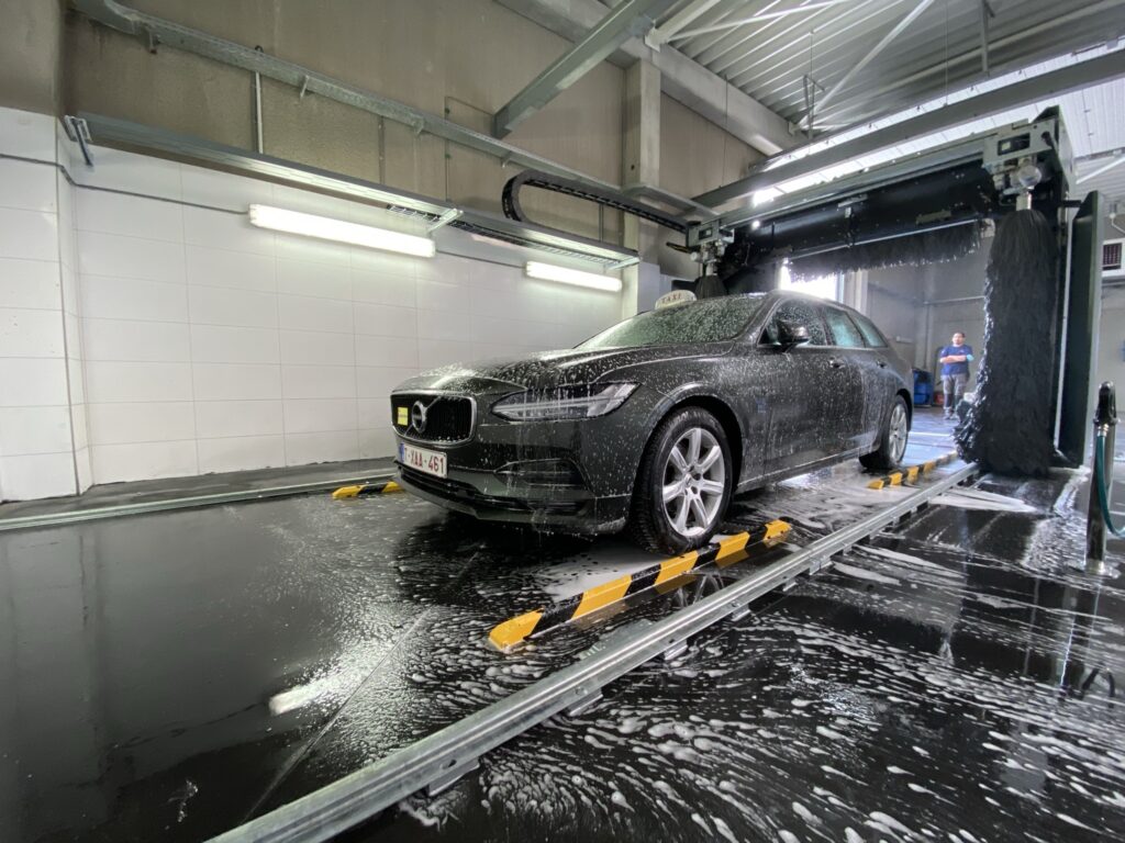 Zwarte wagen wordt gewassen door de nieuwe Klean!Star roll-over bij Taxi Zaventem.