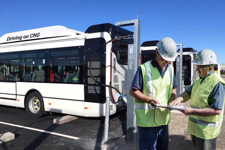 Twee techniekers van TSG die een plan bekijken voor CNG-bussen.