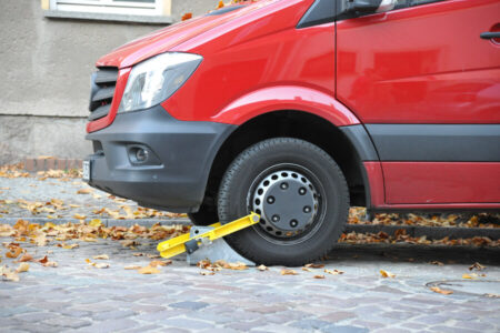 Parkkralle bzw. Autokralle am Reifen eines gestohlenen Fahrzeugs