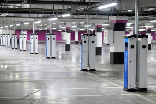 Ladeinfrastruktur für Elektrofahrzeuge in einer modernen Tiefgarage mit mehreren Ladepunkten.