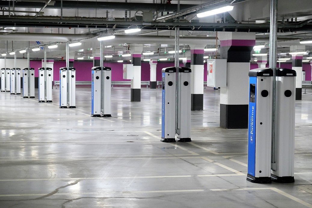 Ladeinfrastruktur für Elektrofahrzeuge in einer modernen Tiefgarage mit mehreren Ladepunkten.