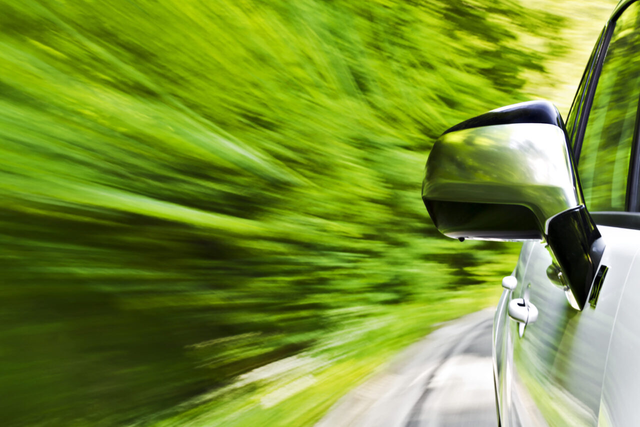 Auto rijdt in het groen op alternatieve brandstof.