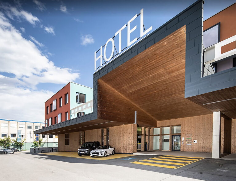 Hotel mit Ladeinfrastruktur für Elektrofahrzeuge