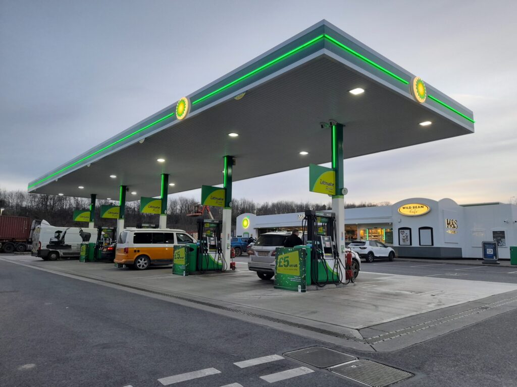 Tankstation langs autosnelweg met shop.