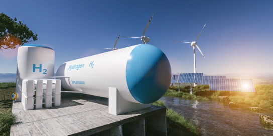 Waterstof tank en nieuwe energie op de achtergrond zoals zonnepanelen en windmolens.