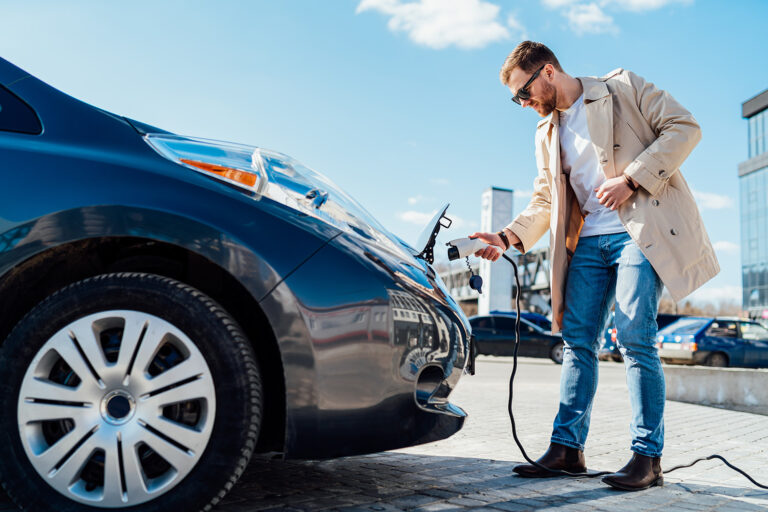 Vehículo eléctrico en estación de servicio