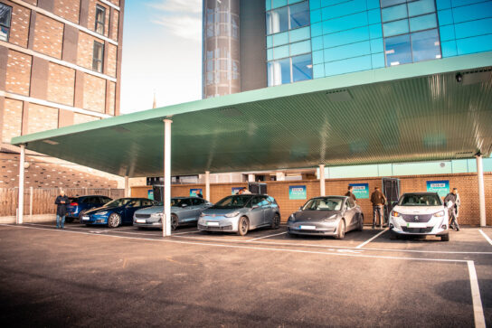 Hotel mit Ladeinfrastruktur für Elektrofahrzeuge