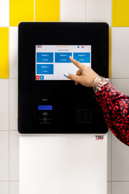 Close-up van touchscreen van CarwashPay.