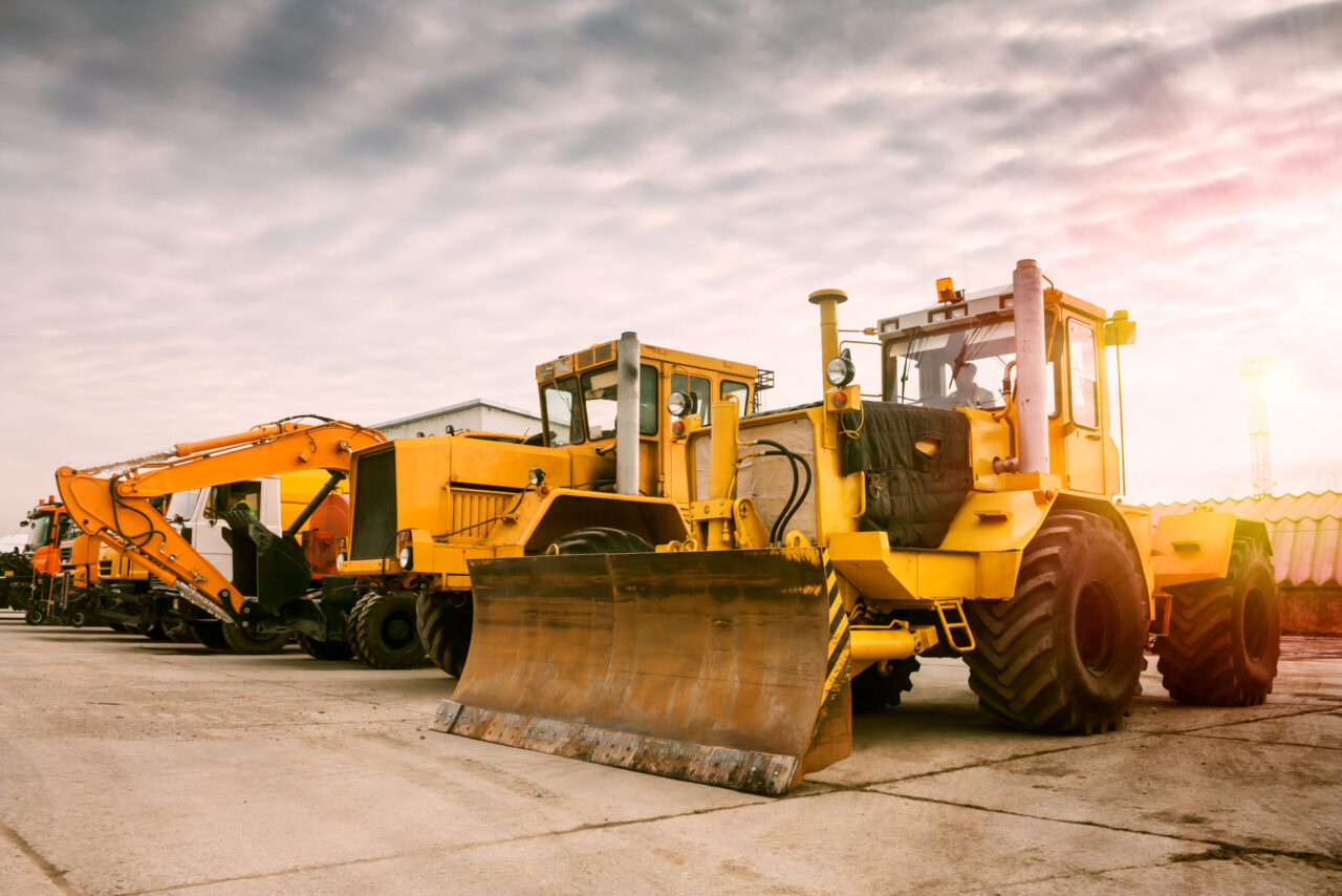 Graafmachines die geparkeerd staan op hun depot.