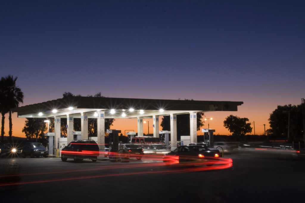 Station-service éclairée