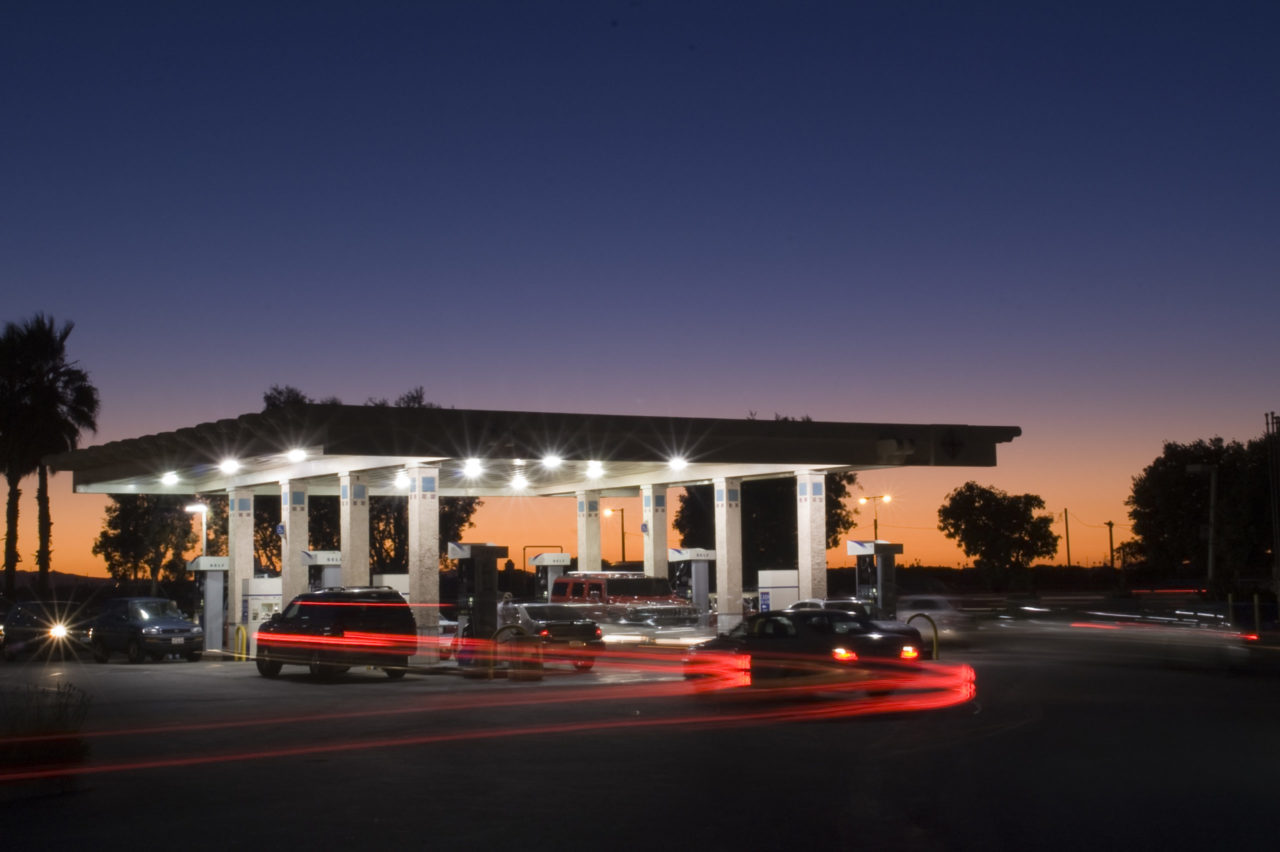Onbemand tankstation langs de autosnelweg.