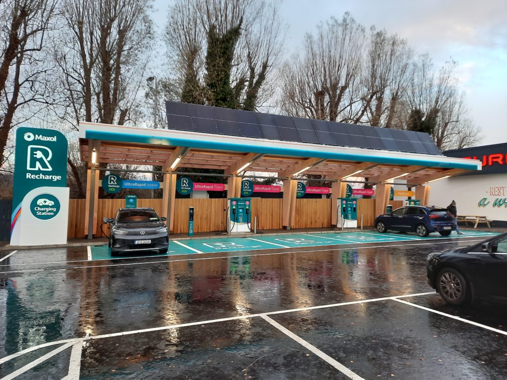 Carport fotowoltaiczny - Maxol EV hub Northern Ireland TSG