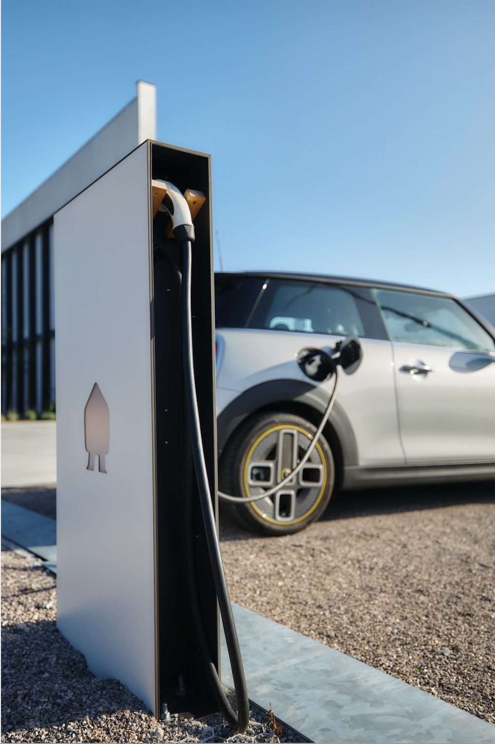 Elektrische wagen laadt op aan een laadpaal van Smappee.