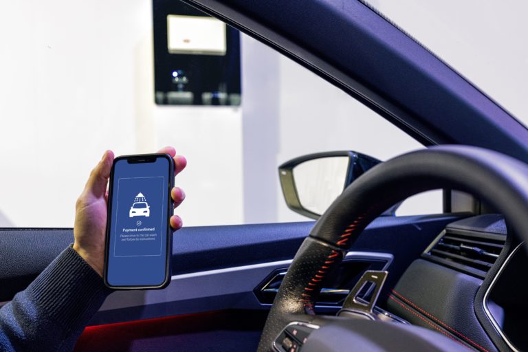 Man betaalt carwash met MobyPay via gsm in de wagen.
