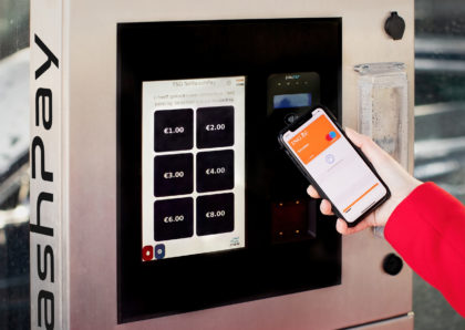 Femme qui fait un paiement mobile via le SelfwashPay.