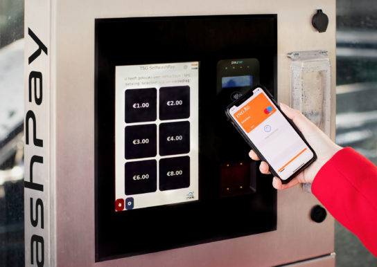 Femme qui fait un paiement mobile via le SelfwashPay.