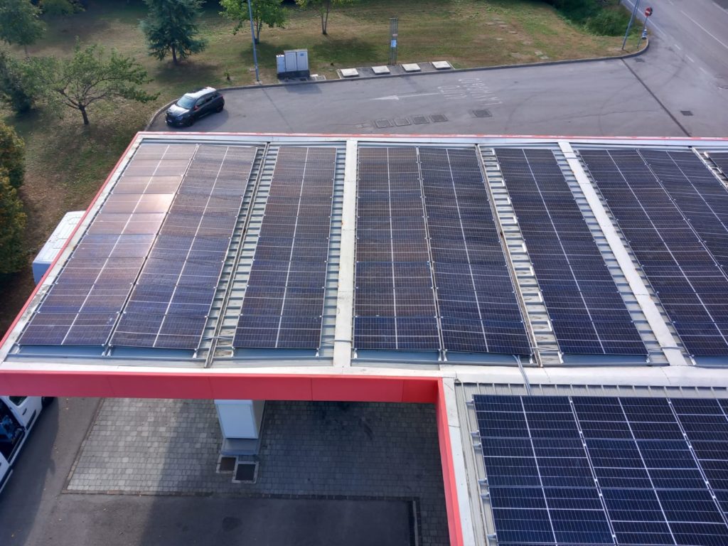 Instalación fotovoltaica industrial en estación de servicio