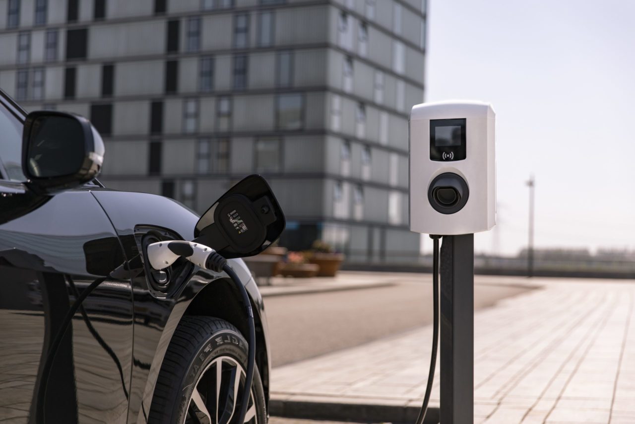 Elektrische wagen laadt op aan een Alfen laadpaal.