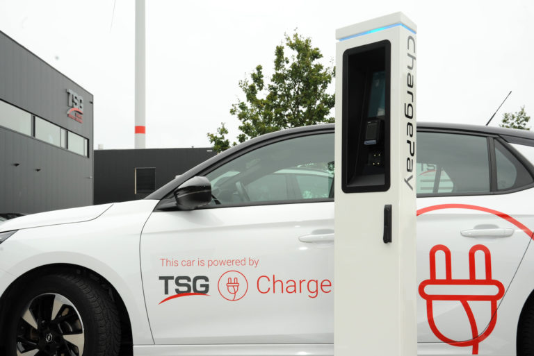 ChargePay devant la voiture de TSG