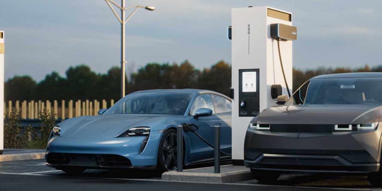 EVBox Troniq High Power tussen twee wagens die aan het laden zijn.