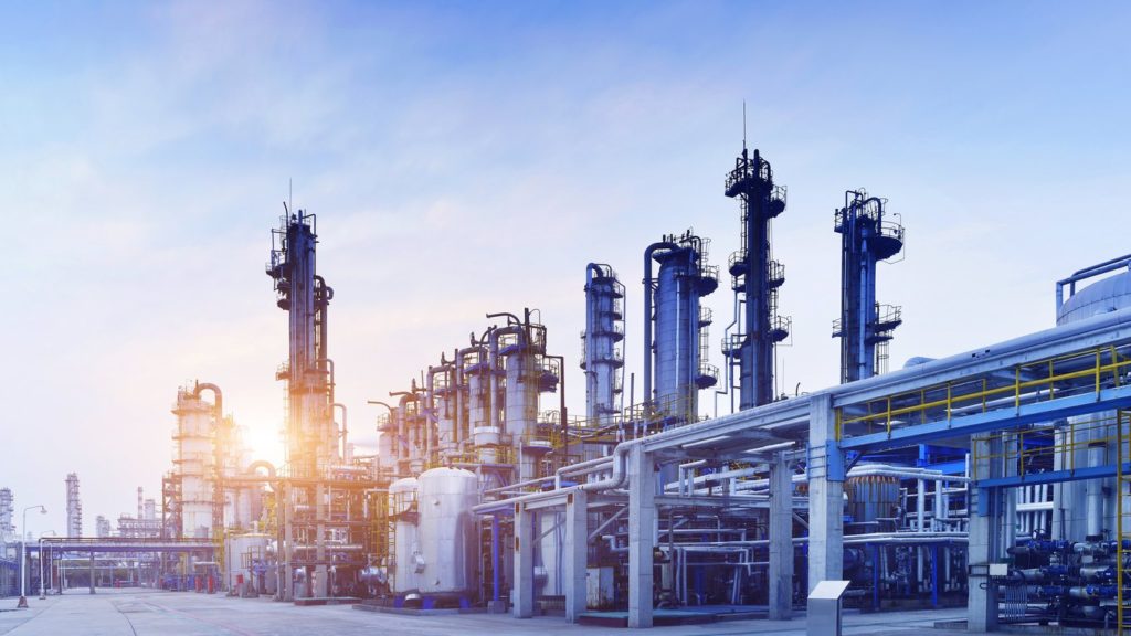 Industrie voor petrochemie bestaande uit tanks en leidingen
